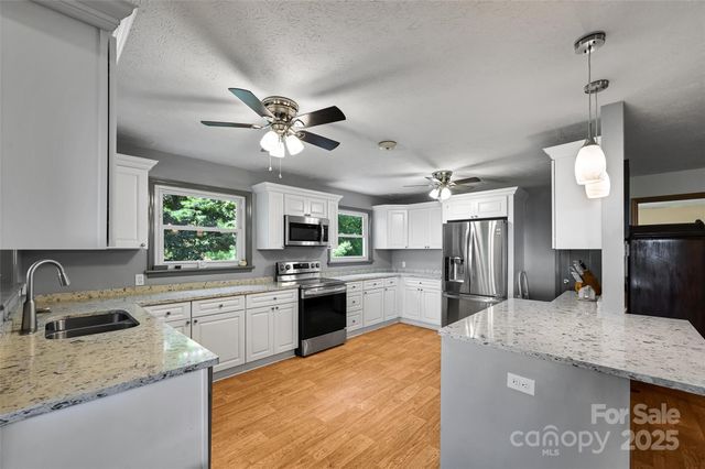 371 Heatherly Heights Road, Saluda, NC 28773