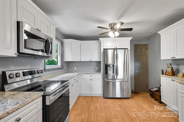371 Heatherly Heights Road, Saluda, NC 28773