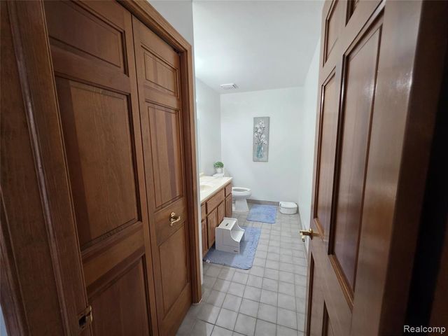 1152 Congress Drive, Troy, MI 48085