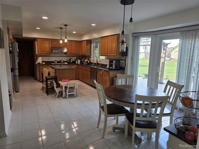 1152 Congress Drive, Troy, MI 48085