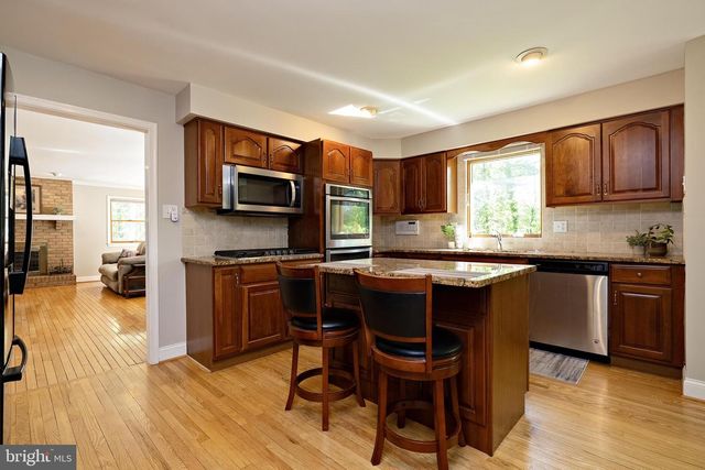 8 CANTERBURY CT, Marlton, NJ 08053