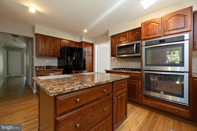 8 CANTERBURY CT, Marlton, NJ 08053