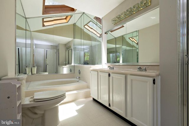 8 CANTERBURY CT, Marlton, NJ 08053