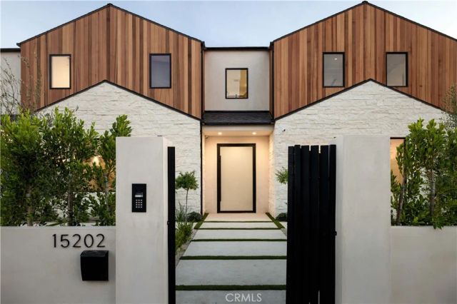 15202 Hesby Street, Sherman Oaks, CA 91403