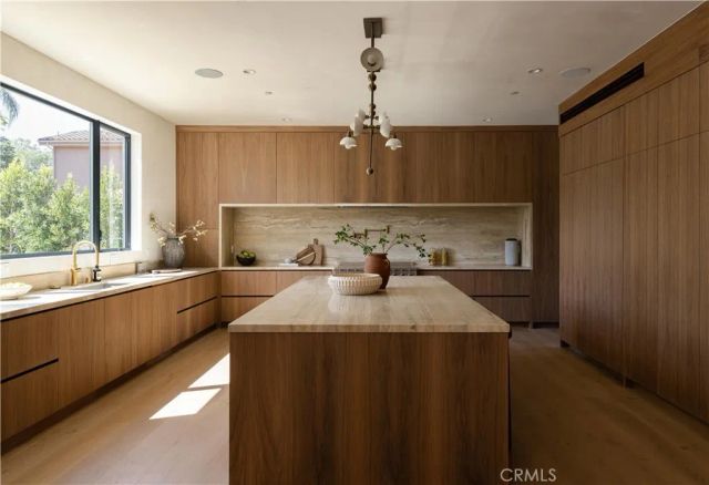 15202 Hesby Street, Sherman Oaks, CA 91403