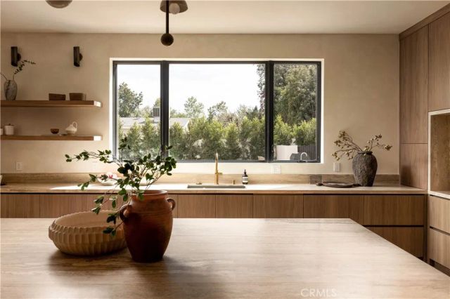 15202 Hesby Street, Sherman Oaks, CA 91403