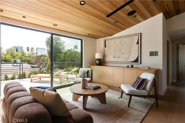 15202 Hesby Street, Sherman Oaks, CA 91403