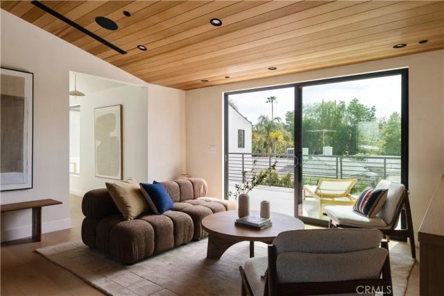 15202 Hesby Street, Sherman Oaks, CA 91403