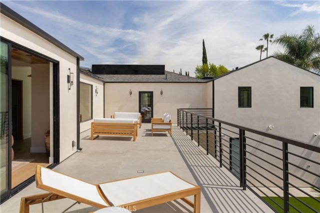 15202 Hesby Street, Sherman Oaks, CA 91403
