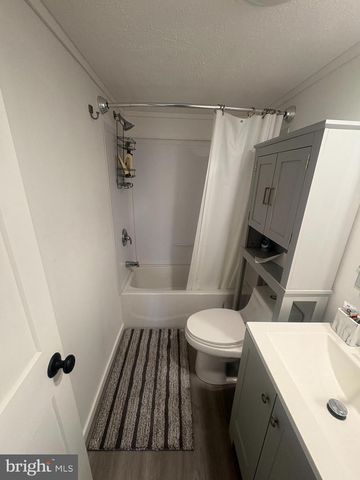 110 GREENBRIAR DR N, Bath, PA 18014
