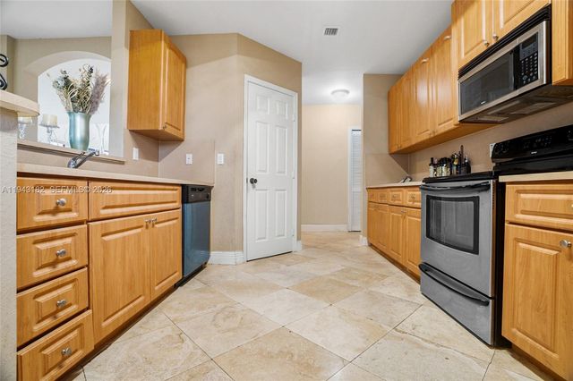 865 NE 208th Ter, Miami, FL 33179