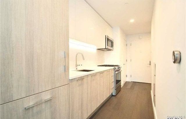 131-05 40th Road 10T, Flushing, NY 11354