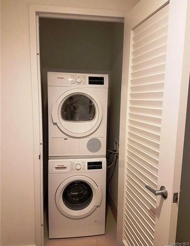 131-05 40th Road 10T, Flushing, NY 11354