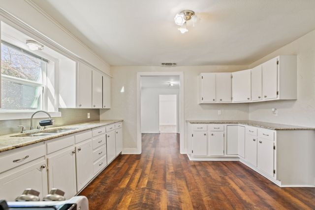 5732 La Barranca Street, Sansom Park, TX 76114