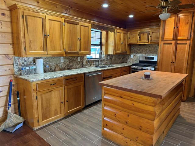 72 Oak Leaf Drive, Huffman, TX 77336