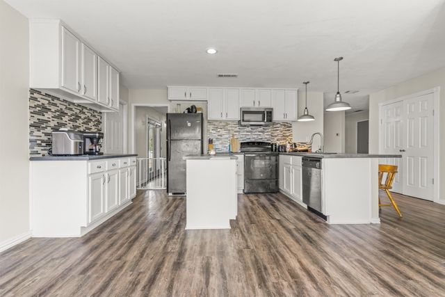 2400 Holly Street, Jacksonville, TX 75766