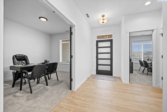 8813 Dusty Maiden Dr, Pasco, WA 99301