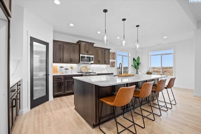 8813 Dusty Maiden Dr, Pasco, WA 99301