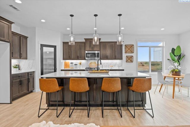 8813 Dusty Maiden Dr, Pasco, WA 99301