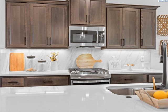 8813 Dusty Maiden Dr, Pasco, WA 99301