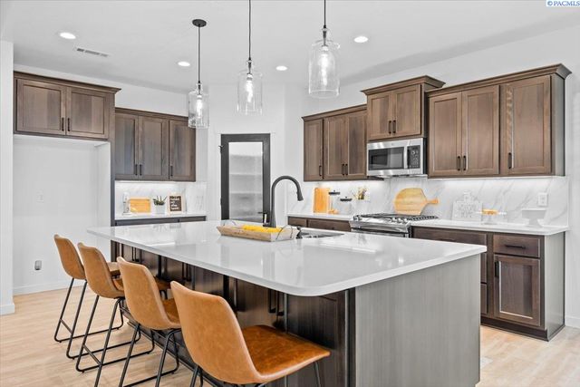 8813 Dusty Maiden Dr, Pasco, WA 99301