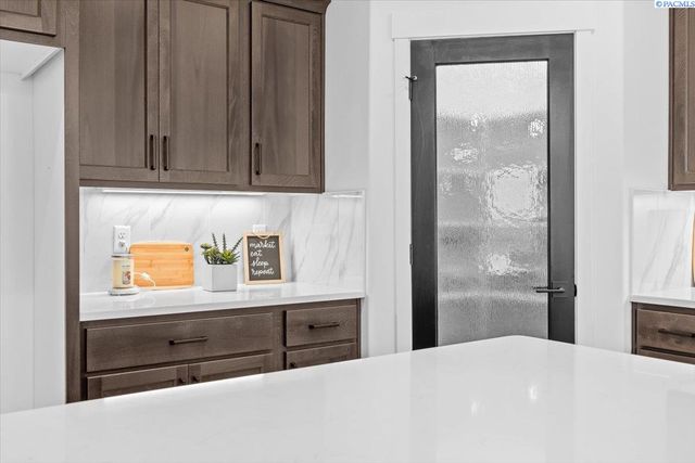 8813 Dusty Maiden Dr, Pasco, WA 99301