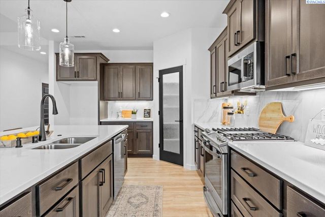 8813 Dusty Maiden Dr, Pasco, WA 99301