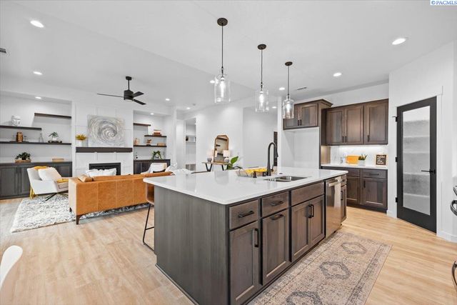 8813 Dusty Maiden Dr, Pasco, WA 99301