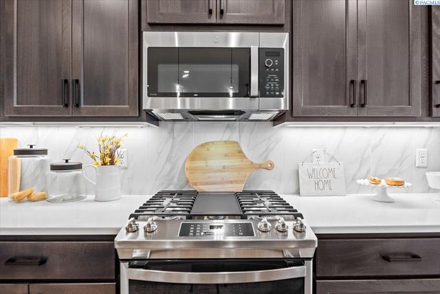 8813 Dusty Maiden Dr, Pasco, WA 99301