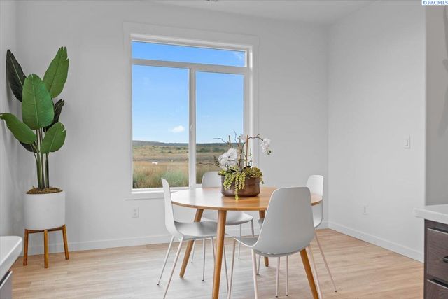 8813 Dusty Maiden Dr, Pasco, WA 99301