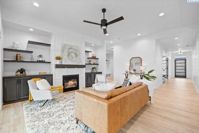 8813 Dusty Maiden Dr, Pasco, WA 99301