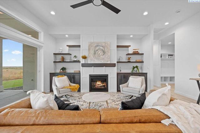 8813 Dusty Maiden Dr, Pasco, WA 99301