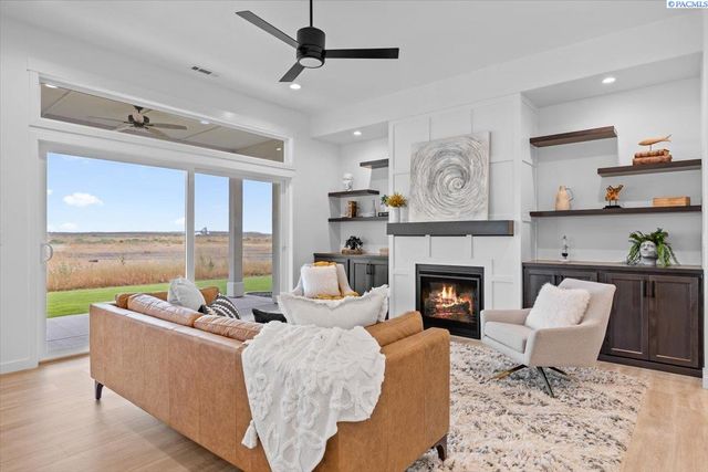 8813 Dusty Maiden Dr, Pasco, WA 99301