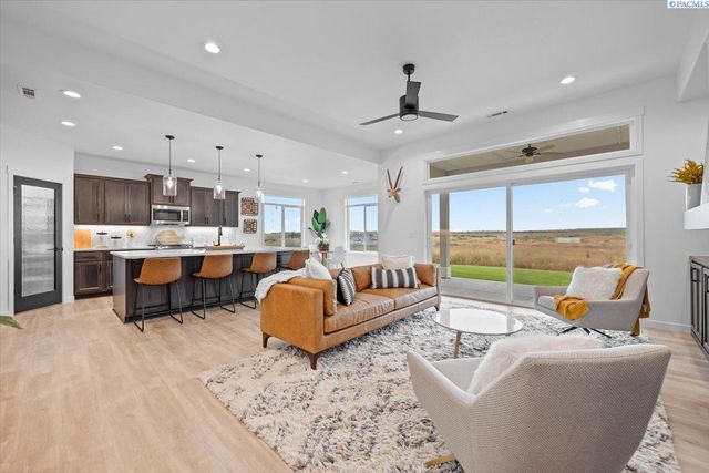 8813 Dusty Maiden Dr, Pasco, WA 99301