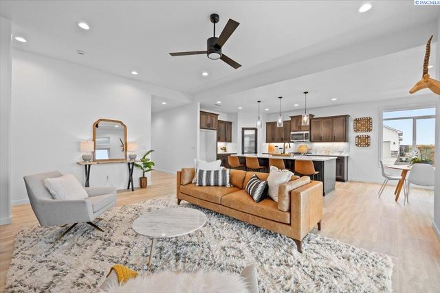 8813 Dusty Maiden Dr, Pasco, WA 99301