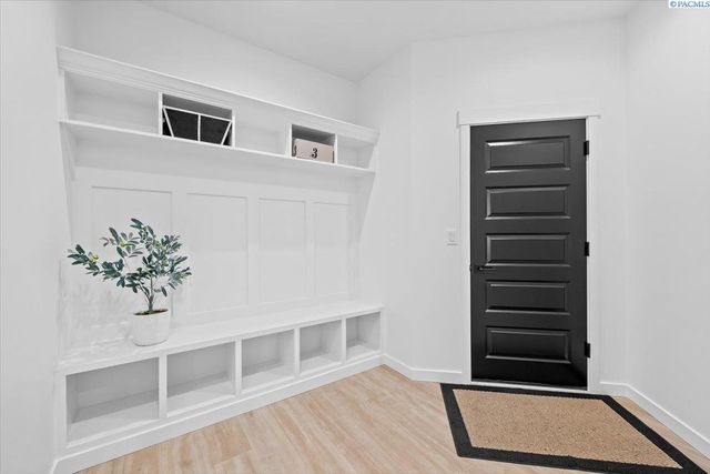 8813 Dusty Maiden Dr, Pasco, WA 99301