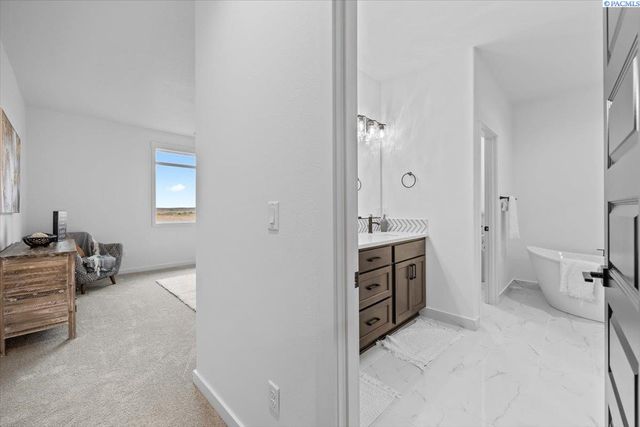 8813 Dusty Maiden Dr, Pasco, WA 99301