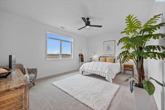 8813 Dusty Maiden Dr, Pasco, WA 99301