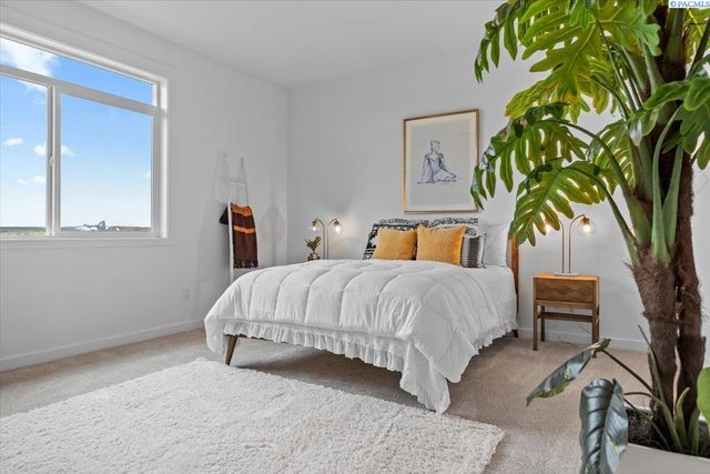 8813 Dusty Maiden Dr, Pasco, WA 99301