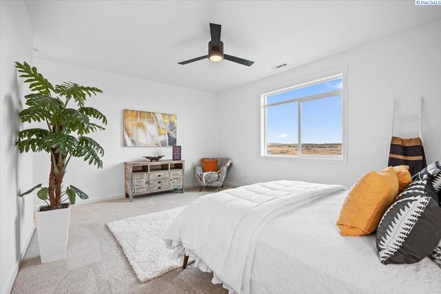 8813 Dusty Maiden Dr, Pasco, WA 99301