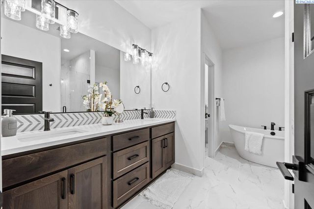 8813 Dusty Maiden Dr, Pasco, WA 99301