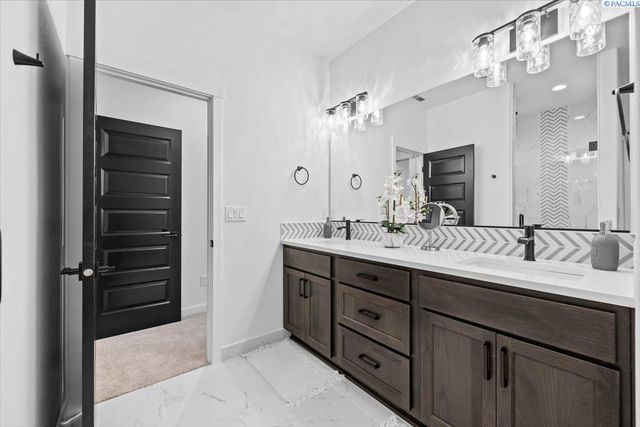 8813 Dusty Maiden Dr, Pasco, WA 99301