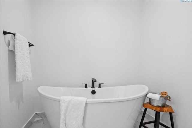 8813 Dusty Maiden Dr, Pasco, WA 99301