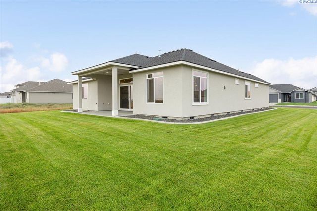 8813 Dusty Maiden Dr, Pasco, WA 99301