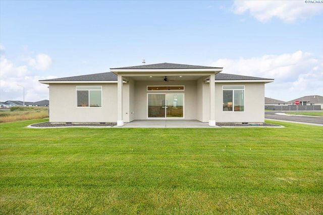 8813 Dusty Maiden Dr, Pasco, WA 99301