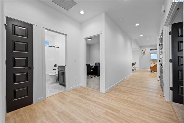 8813 Dusty Maiden Dr, Pasco, WA 99301