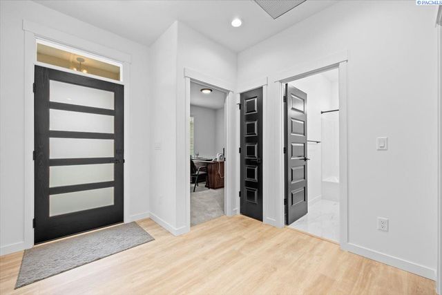 8813 Dusty Maiden Dr, Pasco, WA 99301