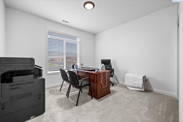 8813 Dusty Maiden Dr, Pasco, WA 99301