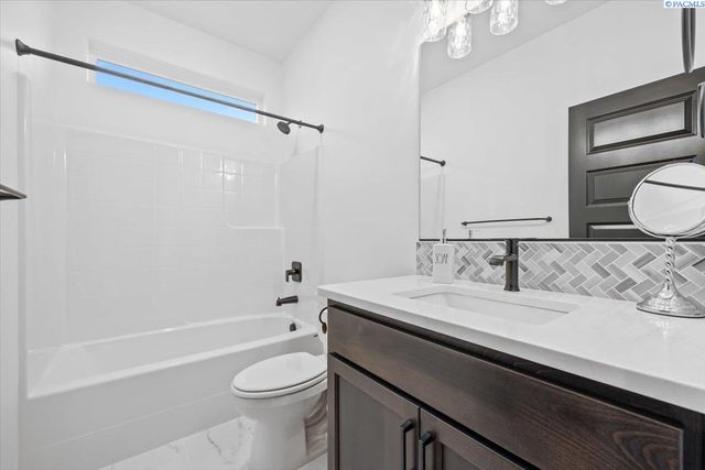 8813 Dusty Maiden Dr, Pasco, WA 99301