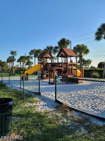 190 Santa Clara DR 190-4, Naples, FL 34104